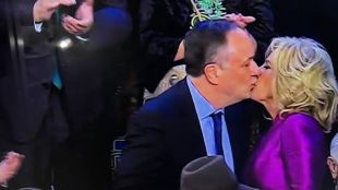 Целувка между Джил Байдън и съпруга на Камала Харис взриви социалните мрежи (ВИДЕО)