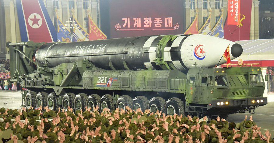 Севернокорейският лидер Ким Чен Ун ръководи голям военен парад с