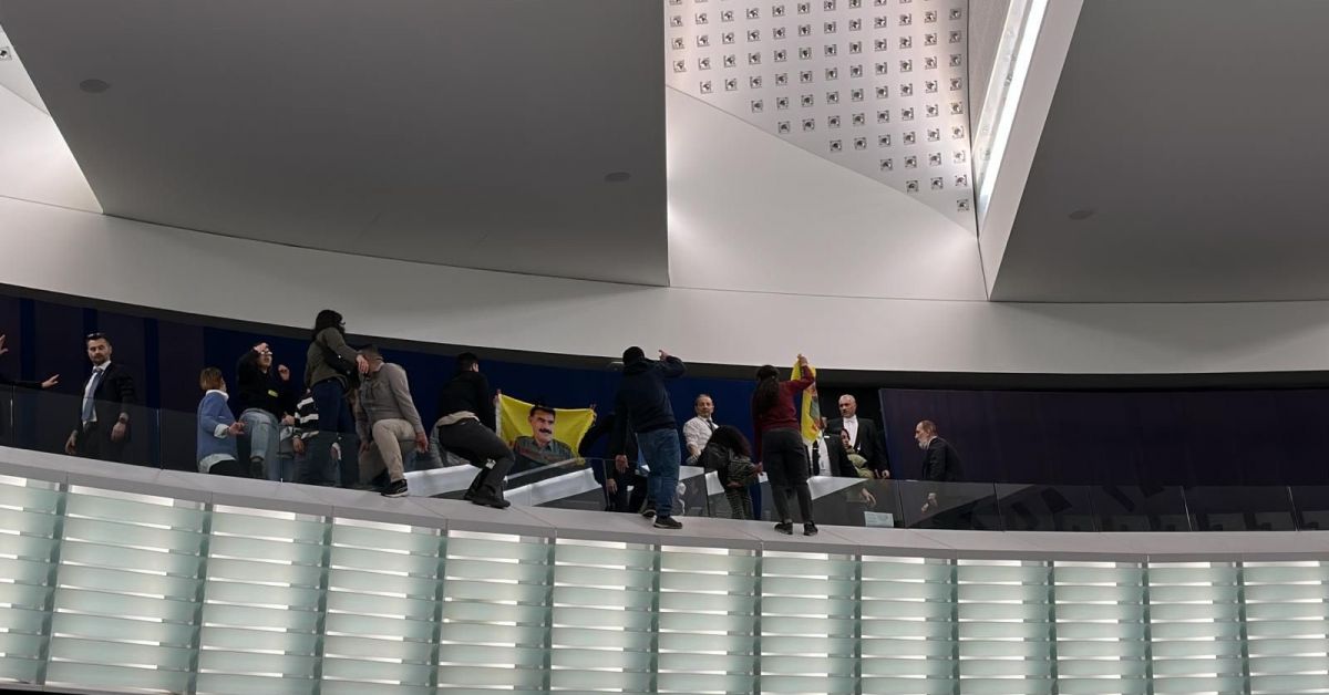 Залата на Европейския парламент в Страсбург беше евакуирана заради протест.Кюрдски