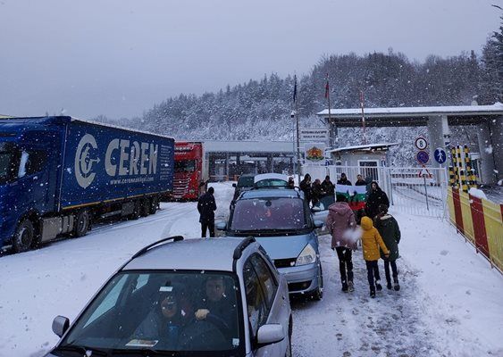 Вече час около 30 автомобила с българи, тръгнали към Скопие