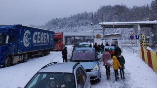 Вече час около 30 автомобила с българи тръгнали към Скопие