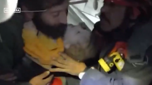 Турски спасители откриха живо бебе по развалините в турската провинция