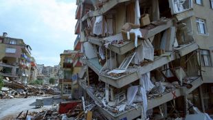 Повече от 164 000 сгради са рухнали или са необитаеми