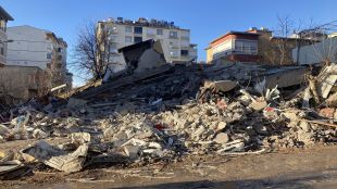 След рухването на хиляди сгради в земетресениятаИздадени са 113 заповеди