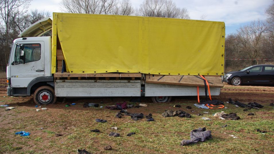 Прокуратурата разпространи снимки на камиона-ковчег край Локорско, в който вчера