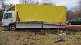 Прокуратурата разпространи снимки на камиона ковчег край Локорско в който