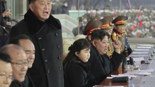 Севернокорейският лидер Ким Чен ун изгледа футболен мач заедно с