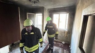 Младеж запали апартамента си на ул Първи май в Хасково При пламването