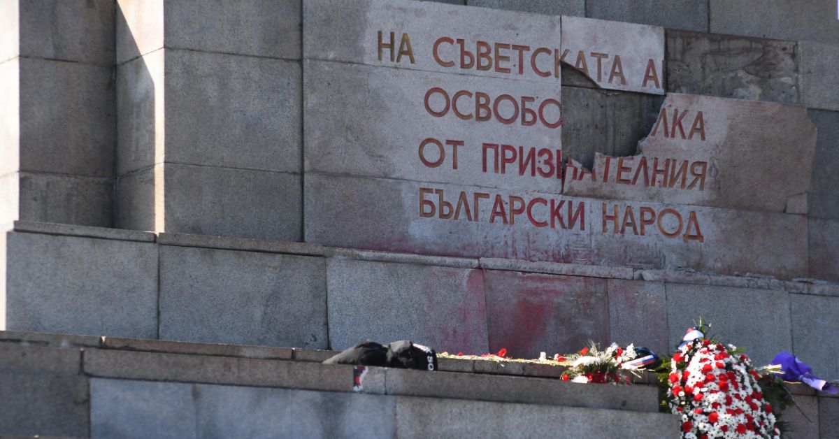 Плочата на Паметника на Съветската армия в София, на която