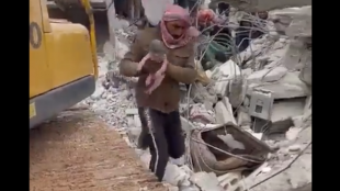 Затрупана под развалините на рухнала сграда при земетресението в Сирия