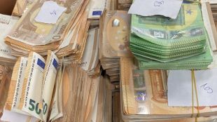 Митническите служители на МП Малко Търново откриха недекларирана валута с