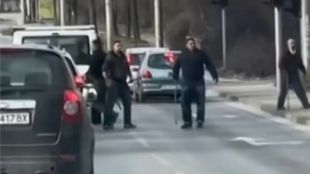 Екшън на кръстовище в Пловдив Група мъже облечени в черно