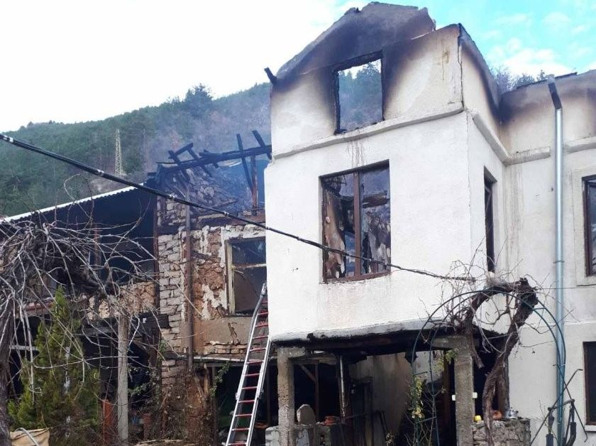Пожар изпепели къща в асеновградското село Бачково. Инцидентът е станал