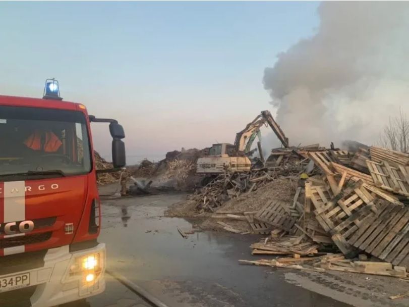 Пожар в склад за палети в Пловдив. Сигналът е подаден