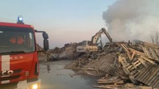 Пожар в склад за палети в Пловдив Сигналът е подаден