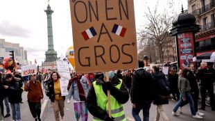 Милиони французи стачкуваха срещу приетата със сила пенсионна реформаАвтострадата към