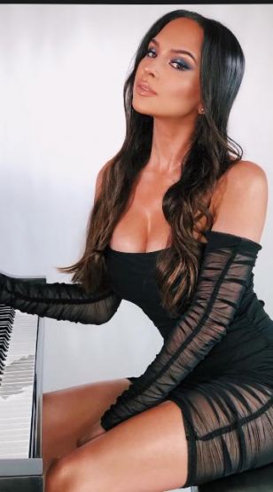 Най-сексапилната световна пианистка ще зарадва България