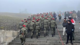 Въпреки студеното време и гъстата мъгла хиляди българи изкачиха заветните