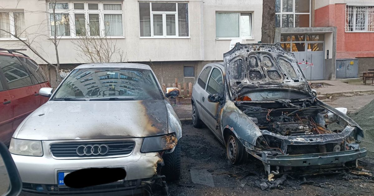 Два автомобила са изгорели в столичния квартал Люлин тази нощ,