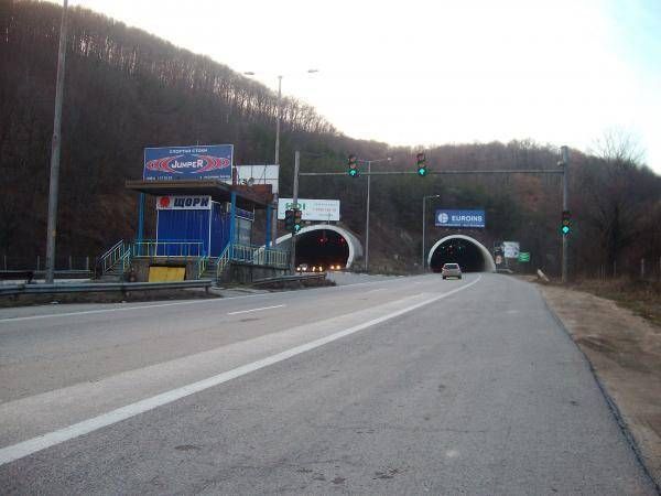 Възстановено е движението в тунел Траянови врата в посока София