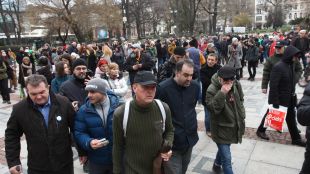 Стотици граждани и артисти на протест в негова защитаНедоволните скандираха