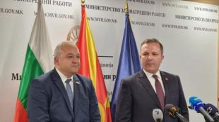 Министърът на вътрешните работи Иван Демерджиев разговаря с колегата си