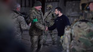 Президентът Володимир Зеленски посети украинските войски край фронтовия град Бахмут