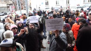 Пореден протест срещу дисциплинарното уволнение на главния режисьор на Народния