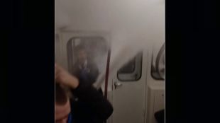 Футболни фенове пръскаха с пожарогасители във вагон пълен с хора