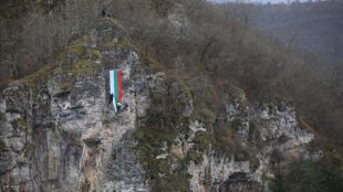Група млади момчета от Годеч спуснаха и закрепиха българското знаме