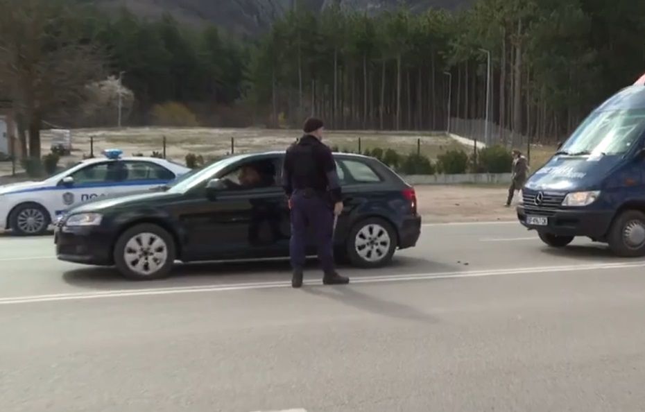 Паркиран инкасо автомобил е обран във Враца. Двамата охранители излезли,