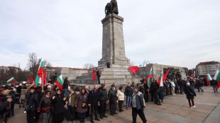 Два протеста се провеждат успоредно в защита на Паметника на