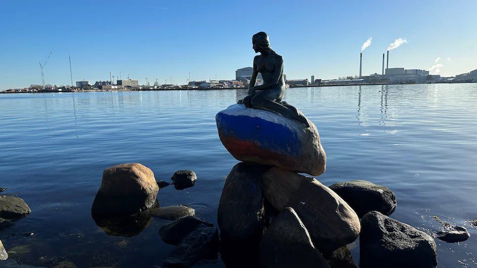 Статуята на малката русалка, един от най-популярните символи на Дания,