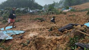 Най малко 11 души загинаха в Индонезия днес след като свлачище