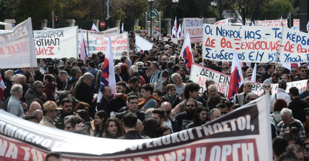 Хиляди хора протестират отново днес в Гърция след най-смъртоносната влакова
