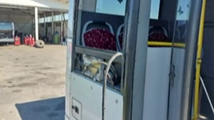 Мъж хвърли стъклена бутилка по автобус в Пловдив Счупено е