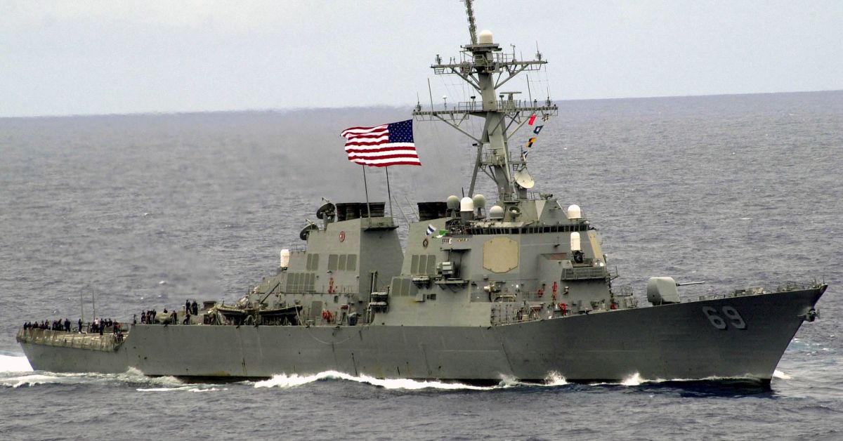 Китайските военни твърдят, че американски военен кораб е навлязъл незаконно