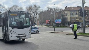 Катастрофа на централно кръстовище в Пловдив затвори движението по обяд