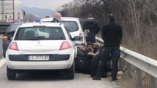 Екип на Гранична полиция задържа група мигранти на АМ Тракия