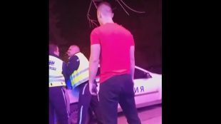 Полицай бие и заплашва задържан с белезници докато колегата му
