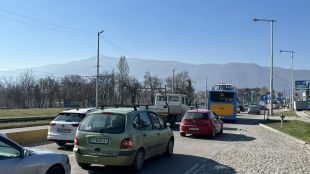Катастрофа с тролейбус затрудни движението в столичния квартал Овча Купел