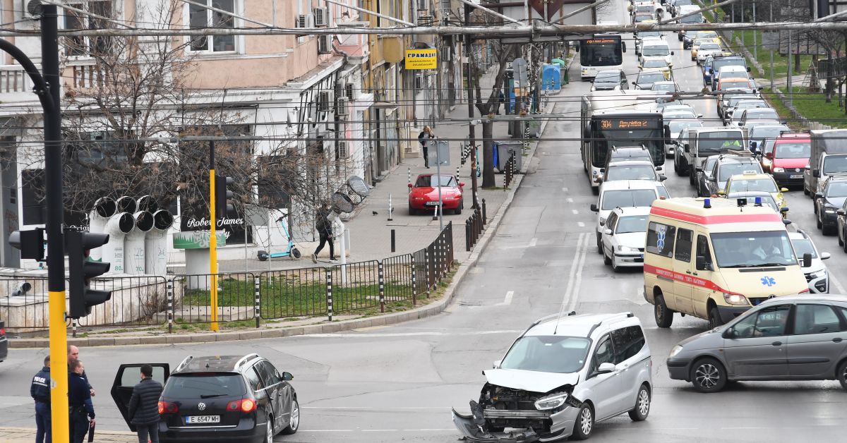 Два леки автомобила предизвикаха ПТП в центъра на столицата.Инцидентът се