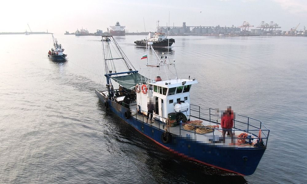 Задържаните български риболовни кораби остават в пристанище Констанца. Част от