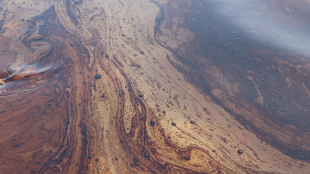 Голям петролен разлив се образува в река Батман намираща се