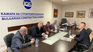 Представители на Камарата на строителите в България и на партия