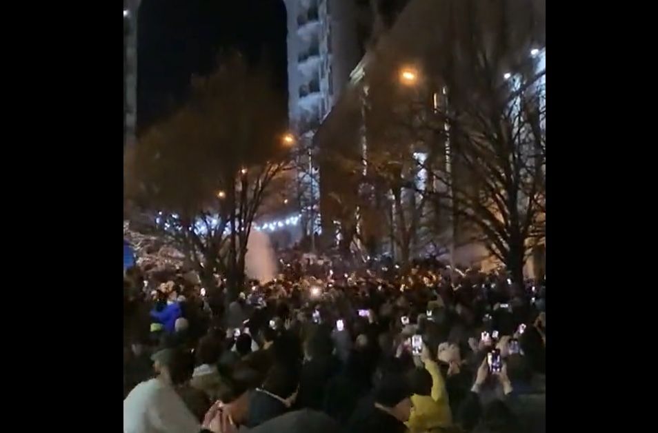 Демонстранти и полиция влязоха в сблъсъци за втора поредна вечер