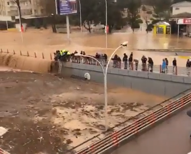 Броят на жертвите при тежките наводнения в окръзите Шанлъурфа и