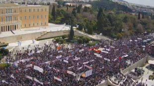 Многохиляден митинг се провежда на централния площад Синтагма в Атина