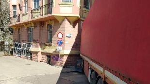 Тир се заклещи между две сгради в София става ясно