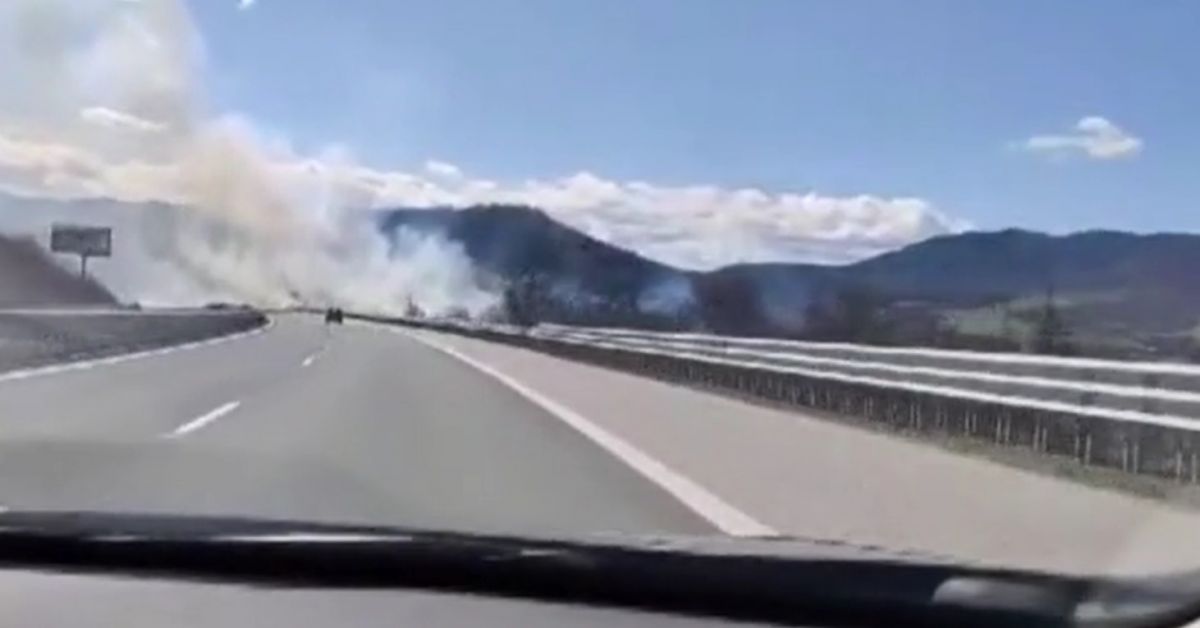 Пожар край автомагистрала Хемус. Огънят гори на 68-ия км.Горят треви,
